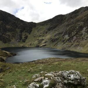 The lake surround by mountains